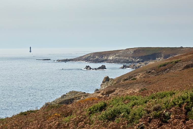 Calme rare aux confins de l’île — la mer se fait miroir, effaçant le vent et le tumulte des vagues.