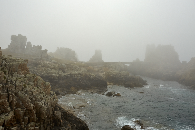 Sous le manteau du brouillard, la côte d’Ouessant se devine plus qu’elle ne se montre — mystère et beauté à l’état pur, là où la mer et le ciel se confondent. 