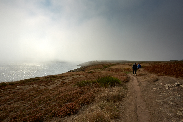 Sous le manteau du brouillard, la côte d’Ouessant se devine plus qu’elle ne se montre — mystère et beauté à l’état pur, là où la mer et le ciel se confondent. 