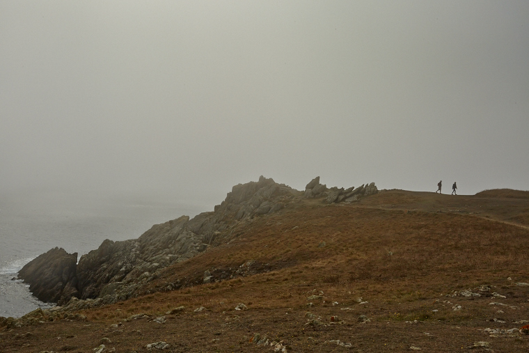 Sous le manteau du brouillard, la côte d’Ouessant se devine plus qu’elle ne se montre — mystère et beauté à l’état pur, là où la mer et le ciel se confondent. 