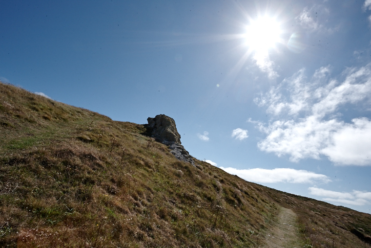 Les formes minérales se mêlent aux jeux d’ombre et de lumière. À Ouessant, la pierre devient sculpture, et chaque instant révèle un nouveau visage du paysage.