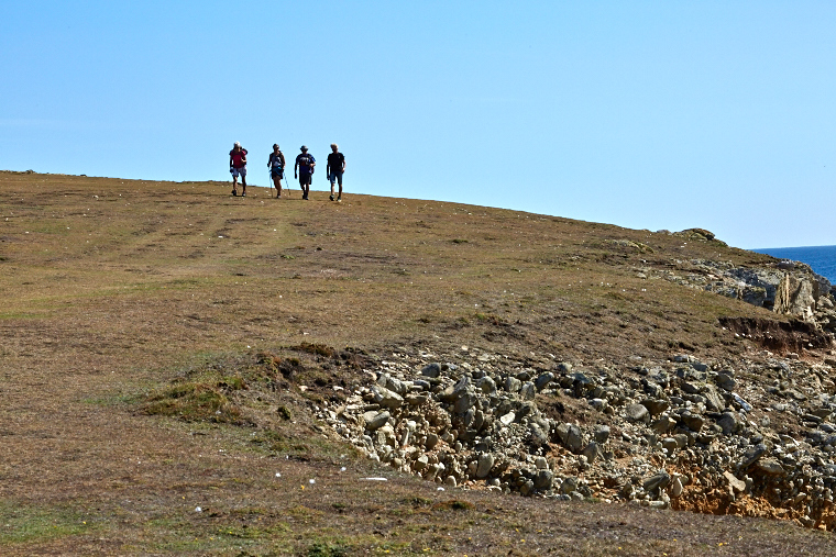 Les formes minérales se mêlent aux jeux d’ombre et de lumière. À Ouessant, la pierre devient sculpture, et chaque instant révèle un nouveau visage du paysage.
