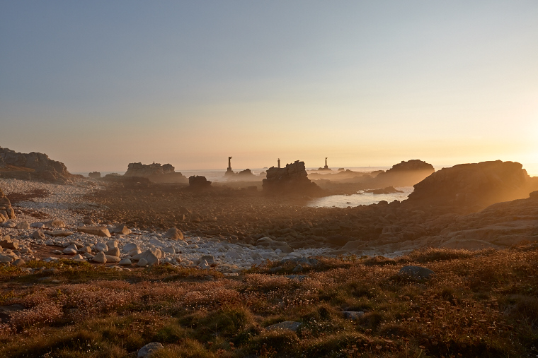 Quand le jour s’efface, le ciel s’enflamme de reflets d’or et de pourpre. Sur la ligne d’horizon, la mer se fait miroir et l’île s’endort dans une lumière de légende.