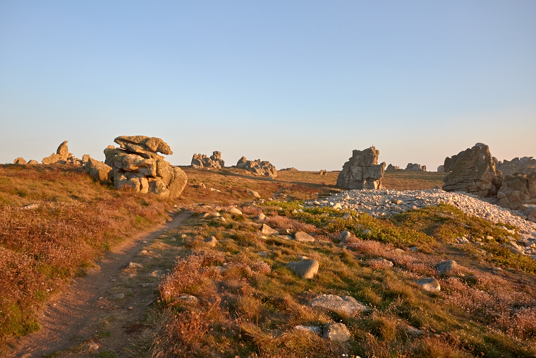 Quand le jour s’efface, le ciel s’enflamme de reflets d’or et de pourpre. Sur la ligne d’horizon, la mer se fait miroir et l’île s’endort dans une lumière de légende.