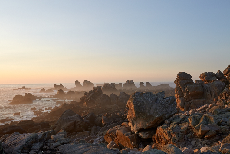 Quand le jour s’efface, le ciel s’enflamme de reflets d’or et de pourpre. Sur la ligne d’horizon, la mer se fait miroir et l’île s’endort dans une lumière de légende.