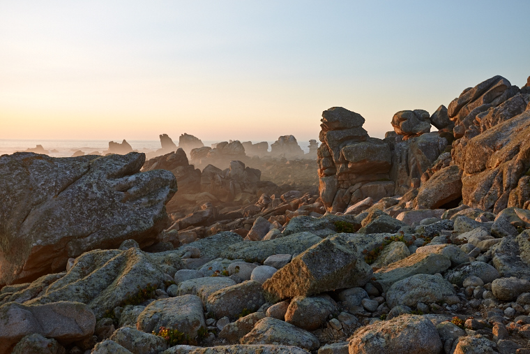 Quand le jour s’efface, le ciel s’enflamme de reflets d’or et de pourpre. Sur la ligne d’horizon, la mer se fait miroir et l’île s’endort dans une lumière de légende.