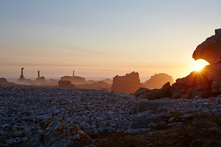 Quand le jour s’efface, le ciel s’enflamme de reflets d’or et de pourpre. Sur la ligne d’horizon, la mer se fait miroir et l’île s’endort dans une lumière de légende.