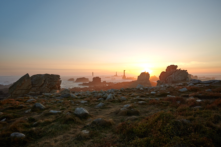 Quand le jour s’efface, le ciel s’enflamme de reflets d’or et de pourpre. Sur la ligne d’horizon, la mer se fait miroir et l’île s’endort dans une lumière de légende.