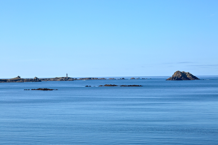 Calme rare aux confins de l’île — la mer se fait miroir, effaçant le vent et le tumulte des vagues.