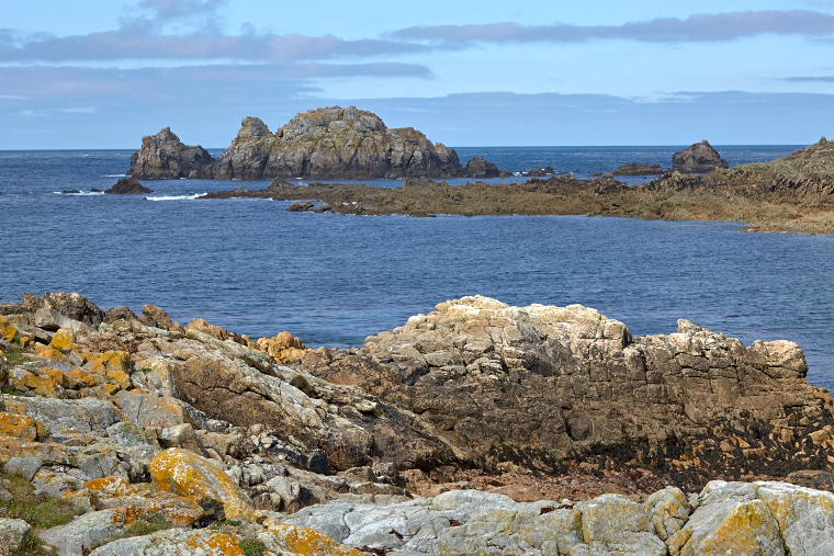 Sur cette terre battue par les vents, les rochers d’Ouessant se dressent fièrement face à l’océan. Sculptés par le temps, ils racontent la force et la beauté sauvage de l’île.