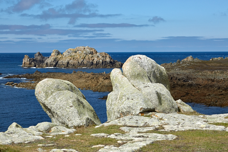 Sur cette terre battue par les vents, les rochers d’Ouessant se dressent fièrement face à l’océan. Sculptés par le temps, ils racontent la force et la beauté sauvage de l’île.