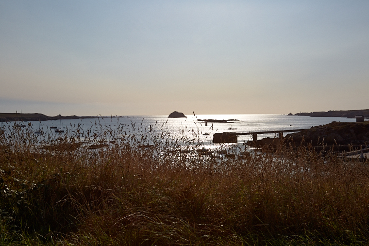 Quand le jour s’efface, le ciel s’enflamme de reflets d’or et de pourpre. Sur la ligne d’horizon, la mer se fait miroir et l’île s’endort dans une lumière de légende.