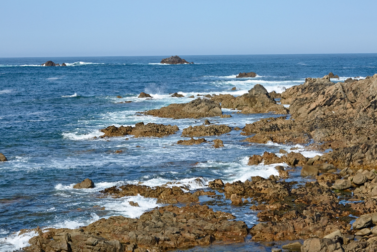 Le vent hurle, les vagues éclatent en gerbes d’écume. Ici, la mer parle avec puissance, et chaque rafale rappelle que l’île vit au rythme des éléments.