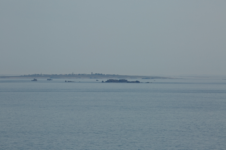 Calme rare aux confins de l’île — la mer se fait miroir, effaçant le vent et le tumulte des vagues.