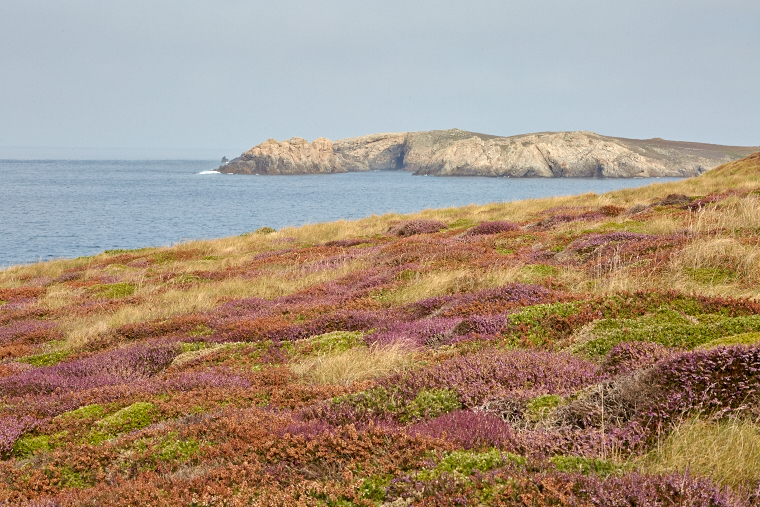 Calme rare aux confins de l’île — la mer se fait miroir, effaçant le vent et le tumulte des vagues.