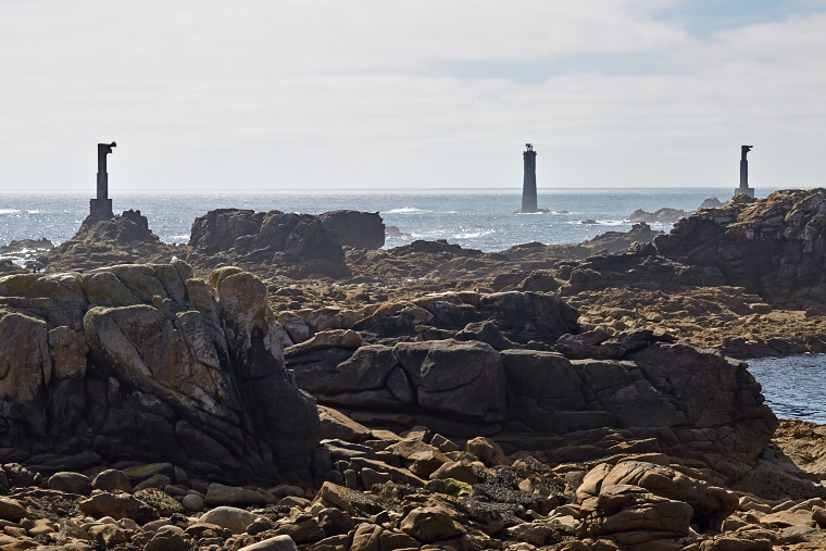 Sur la côte ouest d’Ouessant, les phares de Nividic et du Créac’h dominent les rochers, marquant l’une des zones maritimes les plus dangereuses d’Europe.