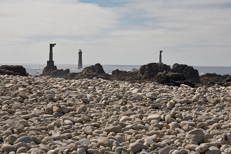Sur la côte ouest d’Ouessant, les phares de Nividic et du Créac’h dominent les rochers, marquant l’une des zones maritimes les plus dangereuses d’Europe. 