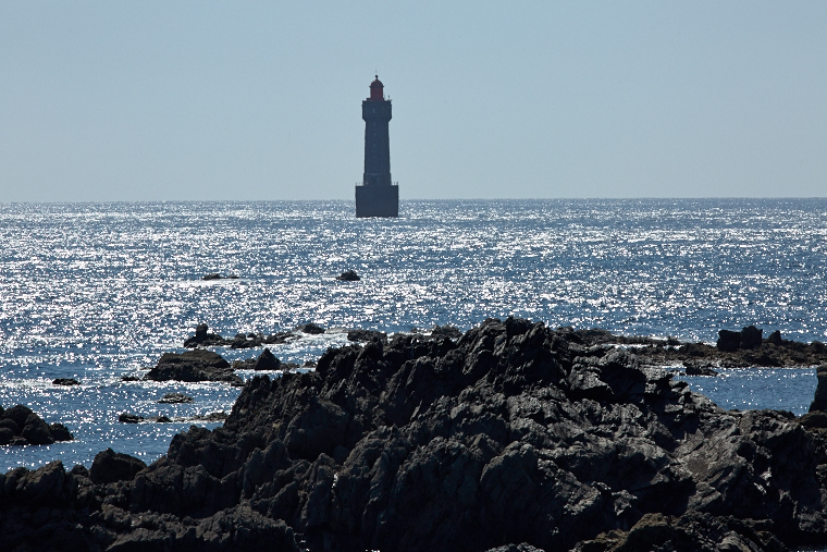Dressé sur son promontoire, le phare du Créac’h éclaire la nuit d’Ouessant. Sa lumière guide les marins et veille sur les tempêtes, témoin immuable du dialogue entre ciel et mer.