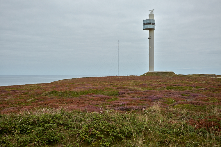 Sentinelle du ciel, la tour de contrôle veille sur les rares vols reliant l’île au continent, au cœur des vents et des embruns. 