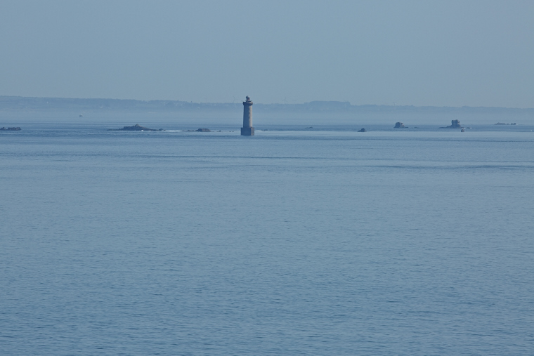 Dressé sur son promontoire, le phare du Créac’h éclaire la nuit d’Ouessant. Sa lumière guide les marins et veille sur les tempêtes, témoin immuable du dialogue entre ciel et mer.