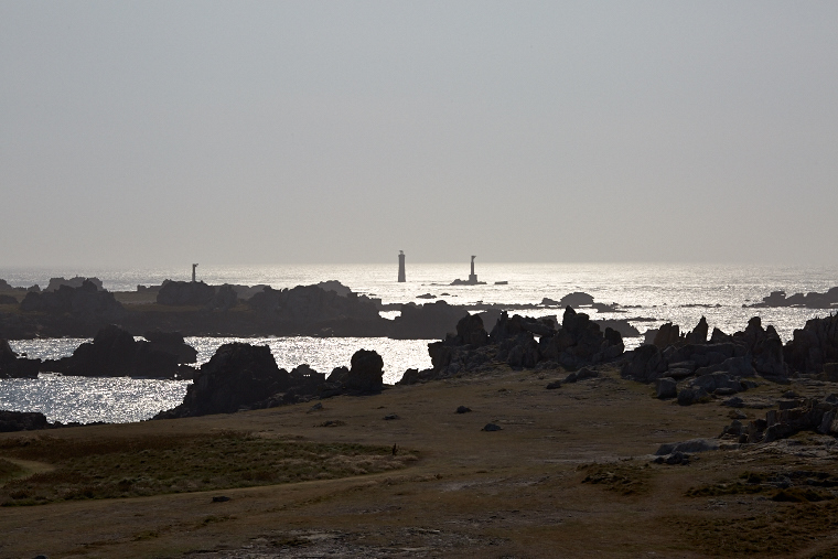 Quand le jour s’efface, le ciel s’enflamme de reflets d’or et de pourpre. Sur la ligne d’horizon, la mer se fait miroir et l’île s’endort dans une lumière de légende.