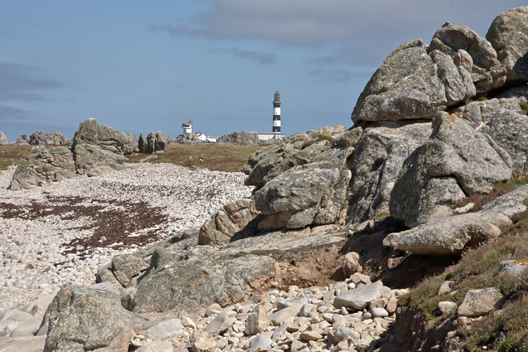 Dressé sur son promontoire, le phare du Créac’h éclaire la nuit d’Ouessant. Sa lumière guide les marins et veille sur les tempêtes, témoin immuable du dialogue entre ciel et mer.