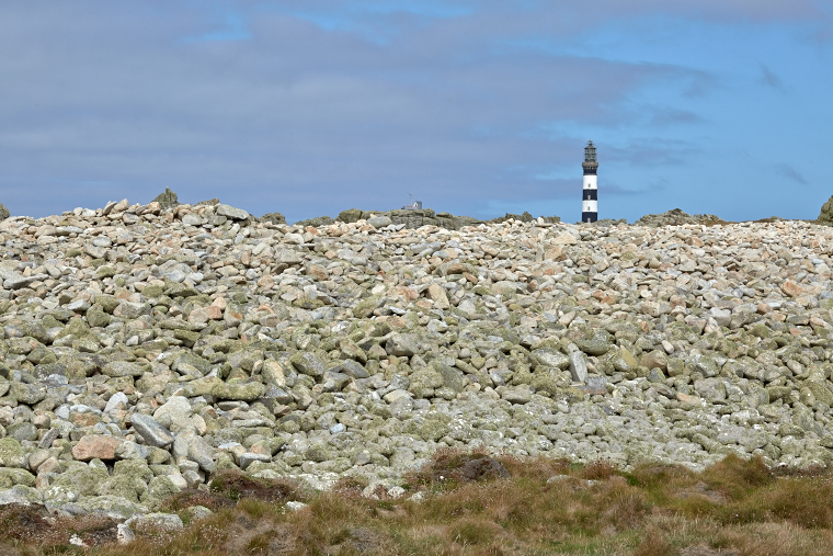Dressé sur son promontoire, le phare du Créac’h éclaire la nuit d’Ouessant. Sa lumière guide les marins et veille sur les tempêtes, témoin immuable du dialogue entre ciel et mer.