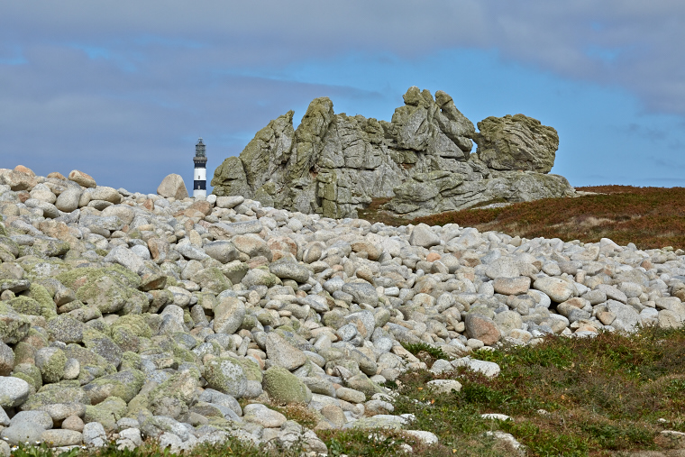 Dressé sur son promontoire, le phare du Créac’h éclaire la nuit d’Ouessant. Sa lumière guide les marins et veille sur les tempêtes, témoin immuable du dialogue entre ciel et mer.
