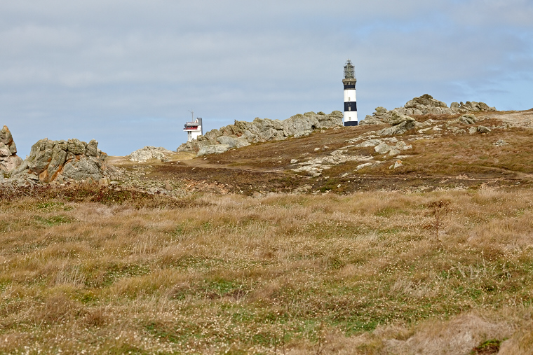 Dressé sur son promontoire, le phare du Créac’h éclaire la nuit d’Ouessant. Sa lumière guide les marins et veille sur les tempêtes, témoin immuable du dialogue entre ciel et mer.
