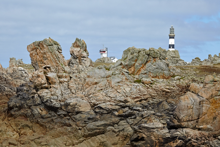 Dressé sur son promontoire, le phare du Créac’h éclaire la nuit d’Ouessant. Sa lumière guide les marins et veille sur les tempêtes, témoin immuable du dialogue entre ciel et mer.