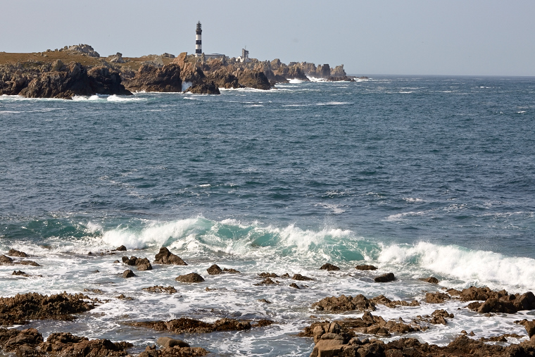 Dressé sur son promontoire, le phare du Créac’h éclaire la nuit d’Ouessant. Sa lumière guide les marins et veille sur les tempêtes, témoin immuable du dialogue entre ciel et mer.