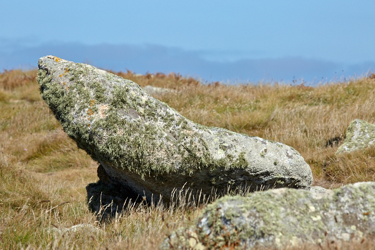 Sur cette terre battue par les vents, les rochers d’Ouessant se dressent fièrement face à l’océan. Sculptés par le temps, ils racontent la force et la beauté sauvage de l’île.