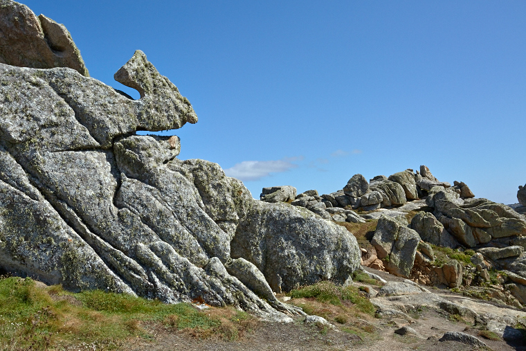 Sculpté par le vent et le sel, ce rocher semble prendre son envol vers le ciel. À Ouessant, la nature invente ses propres légendes dans la lumière du large.