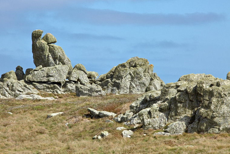 Sur cette terre battue par les vents, les rochers d’Ouessant se dressent fièrement face à l’océan. Sculptés par le temps, ils racontent la force et la beauté sauvage de l’île.