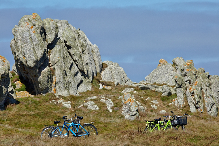 Sur cette terre battue par les vents, les rochers d’Ouessant se dressent fièrement face à l’océan. Sculptés par le temps, ils racontent la force et la beauté sauvage de l’île.
