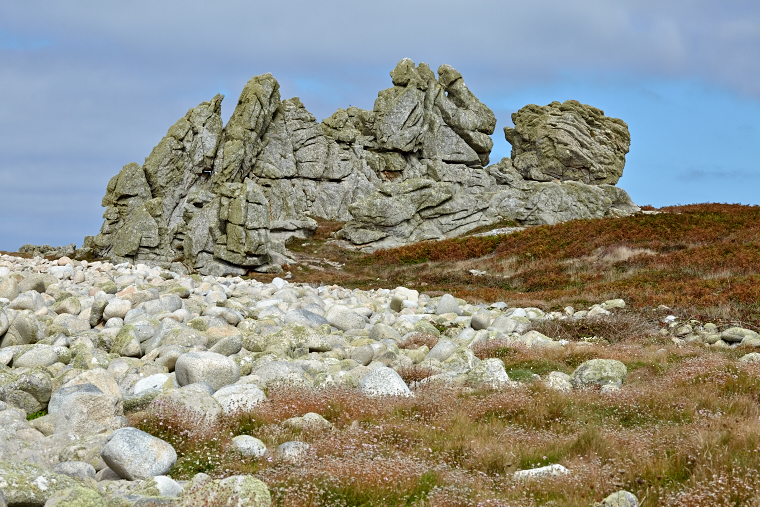 Sur cette terre battue par les vents, les rochers d’Ouessant se dressent fièrement face à l’océan. Sculptés par le temps, ils racontent la force et la beauté sauvage de l’île.
