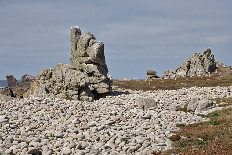 Sur l’île battue par les vents, les rochers d’Ouessant dressent leurs silhouettes farouches face à l’océan. Sculptés par le temps et la tempête, ils semblent veiller en silence sur cette terre du bout du monde, où chaque pierre raconte la mémoire du vent 