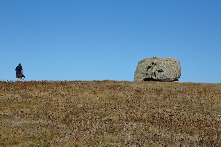 Les formes minérales se mêlent aux jeux d’ombre et de lumière. À Ouessant, la pierre devient sculpture, et chaque instant révèle un nouveau visage du paysage.