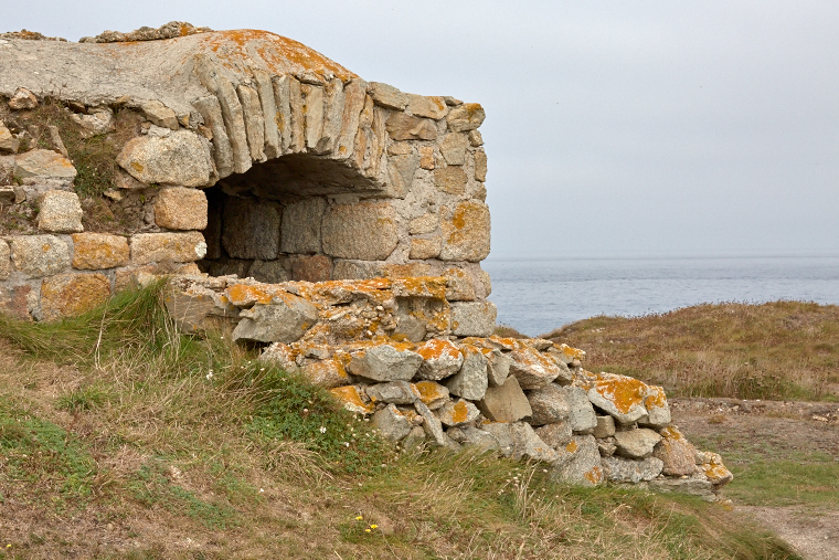 Construit en pierre locale, ce four extérieur servait autrefois à la cuisson du pain et des repas communautaires, face aux vents marins. 