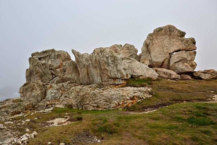 Sur cette terre battue par les vents, les rochers d’Ouessant se dressent fièrement face à l’océan. Sculptés par le temps, ils racontent la force et la beauté sauvage de l’île.