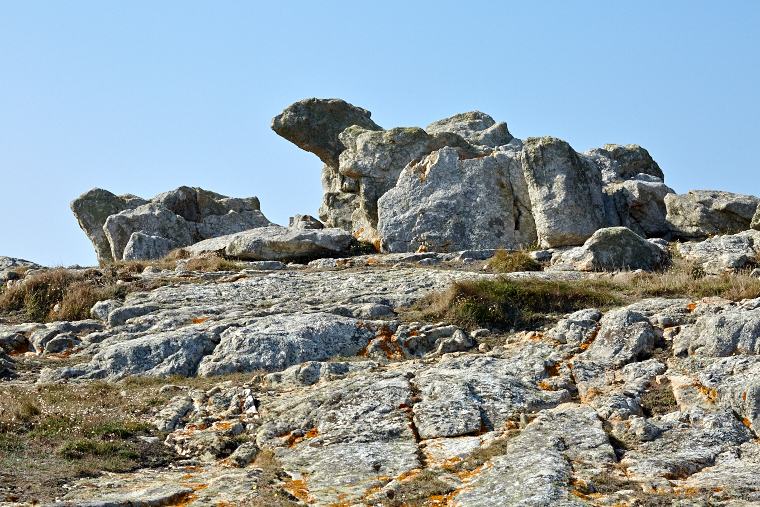 Les formes minérales se mêlent aux jeux d’ombre et de lumière. À Ouessant, la pierre devient sculpture, et chaque instant révèle un nouveau visage du paysage.