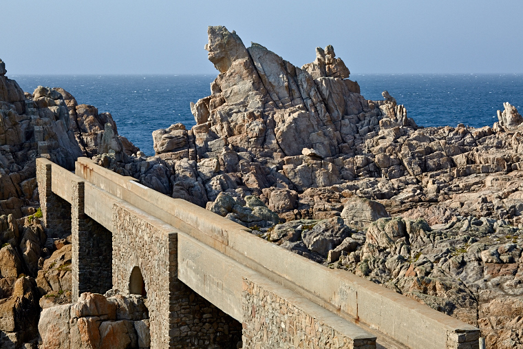 Sur cette terre battue par les vents, les rochers d’Ouessant se dressent fièrement face à l’océan. Sculptés par le temps, ils racontent la force et la beauté sauvage de l’île.