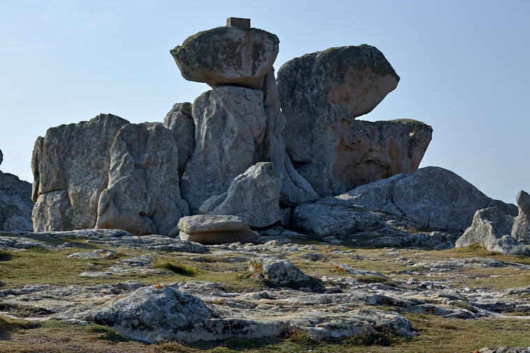 Les formes minérales se mêlent aux jeux d’ombre et de lumière. À Ouessant, la pierre devient sculpture, et chaque instant révèle un nouveau visage du paysage.

