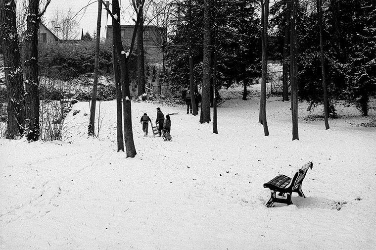 Enfant avec une luche sous la neige, Rueil-Malmaison, parc de la Malmaison, janvier 1987
