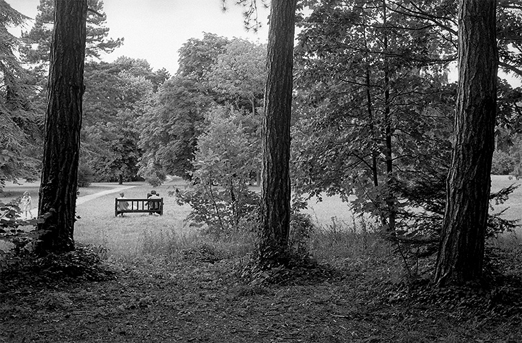 2 personnes sur un banc dans le parc de la Malmaison, Rueil-Malmaison, août 1987