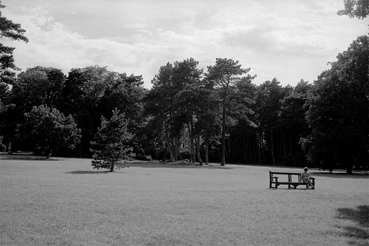 Une lectrice sur un banc dans le parc de la Malmaison, Rueil-Malmaison, août 1987