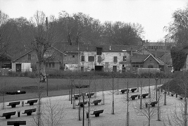 Des bancs en attente du public, Paris, février 1987