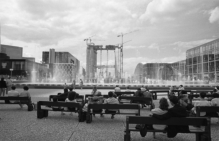 Le public regarde le spectacle de la construction de la Grande Arche, Paris la Défense, juillet 1987