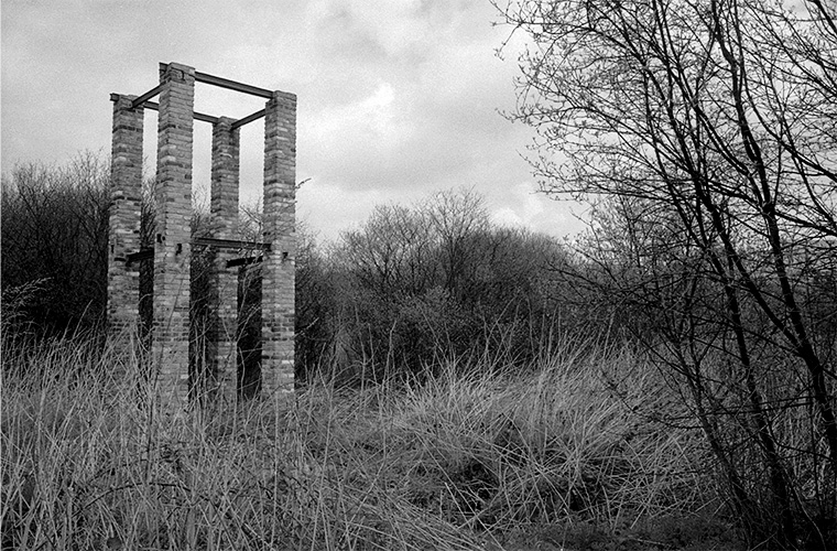 Dans le paysage en friche de Rueil-Malmaison, en avril 1987, une tour inachevée.