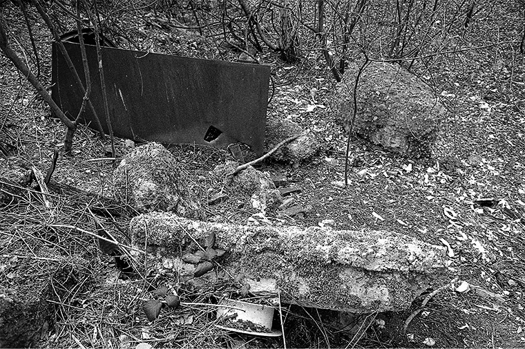 Décharge sauvage dans un terrain vague. Rueil-Malmaison, avril 1987